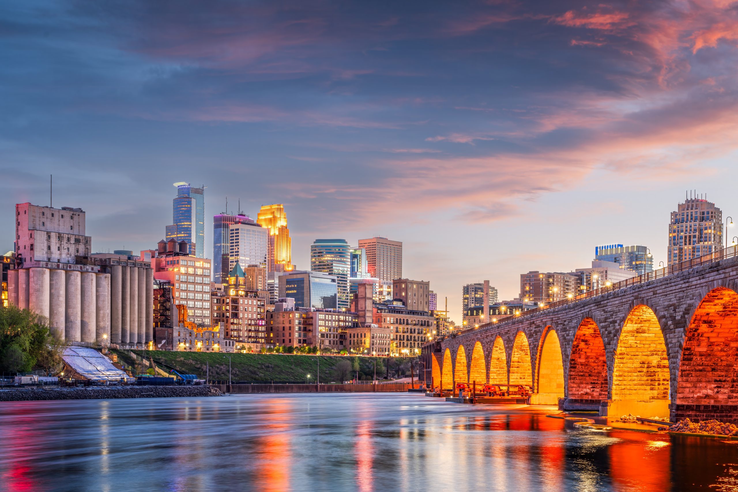 Minneapolis,,Minnesota,,Usa,Skyline,With,The,Stone,Arch,Bridge,On